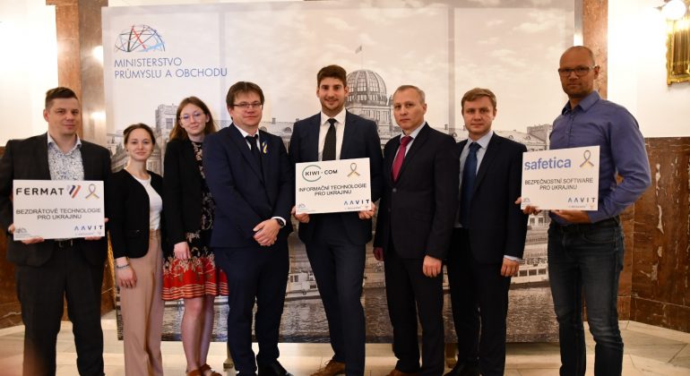 Firmy darují IT vybavení